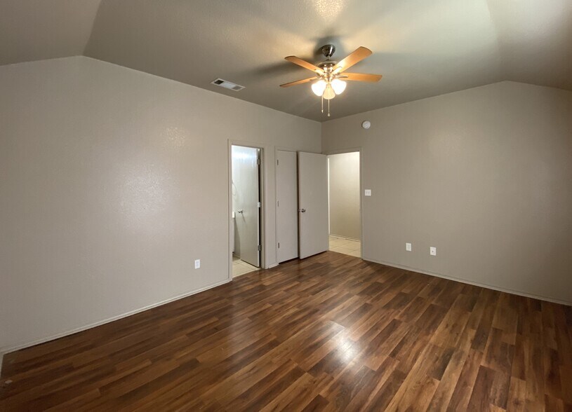 Building Photo - 3210 Toledo Dr