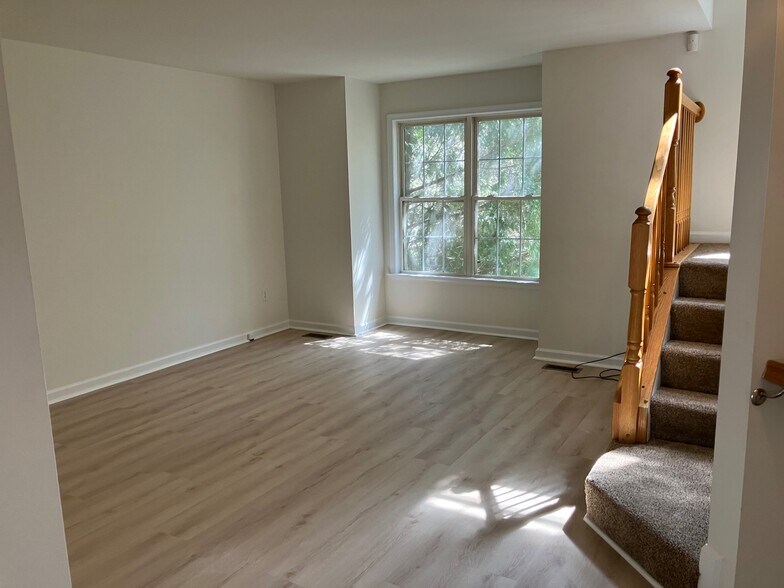 Spacious living room - 1135 Lindsay Ln