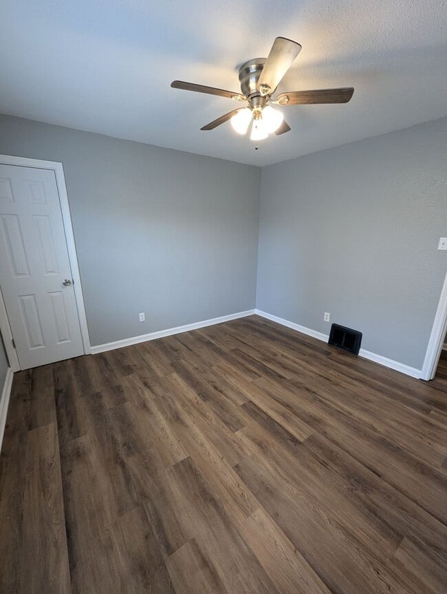 Building Photo - Cutest Corner Lot - Section 8 Friendly