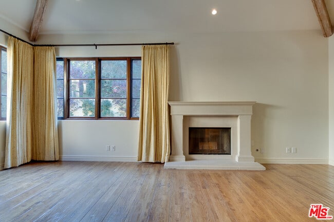 Building Photo - 9530 Hidden Valley Rd