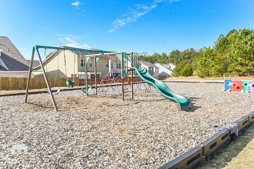 Building Photo - 64 Castlemoor Loop