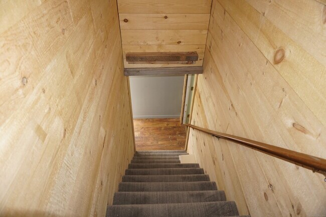 Building Photo - 727 Hill Rd