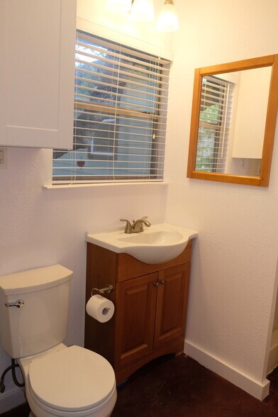 Building Photo - 1811 Alameda Dr