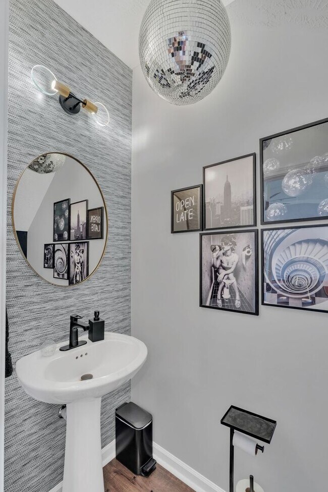 Building Photo - Great End-Unit Townhome with upgrades galore!