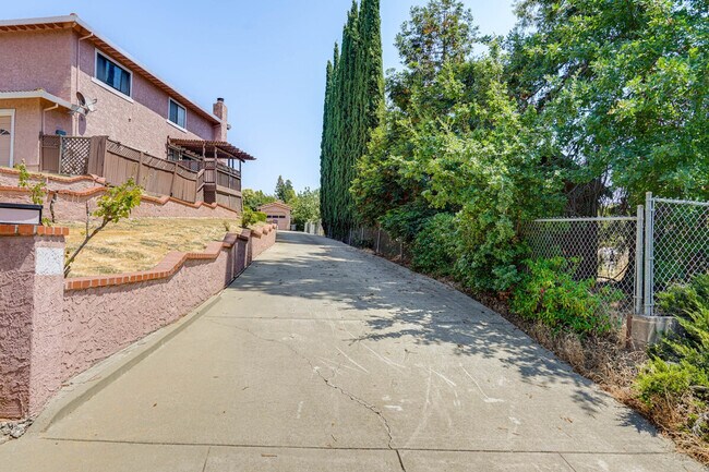 Building Photo - 1120 Sunrise Hill