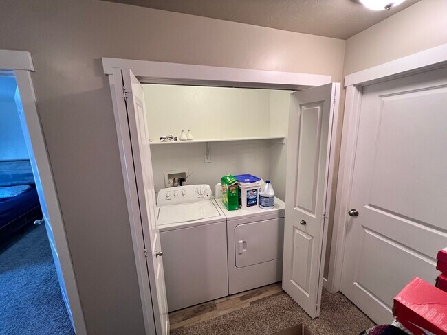 Building Photo - Beautiful Townhome in Bluffdale