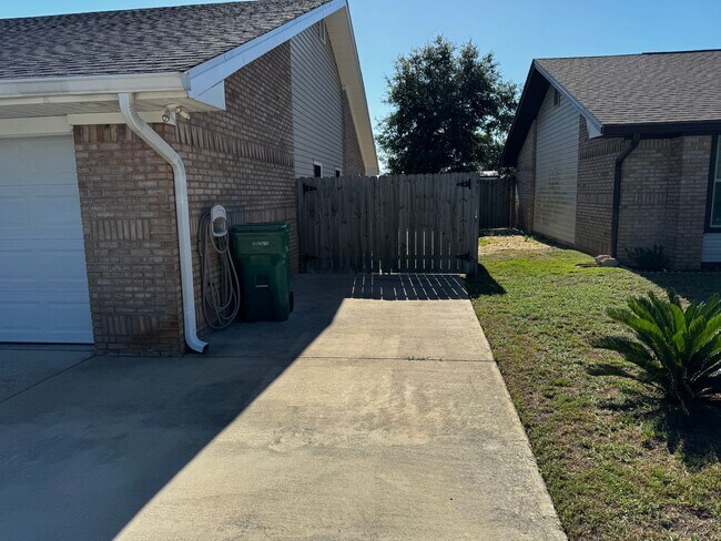 Building Photo - Single Family Home