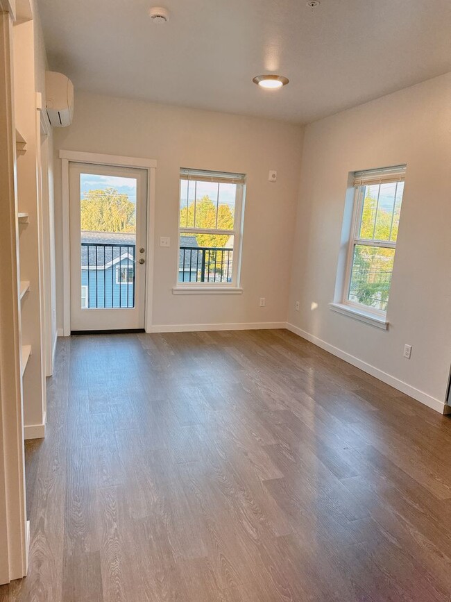 Interior Photo - 600 E Maple St