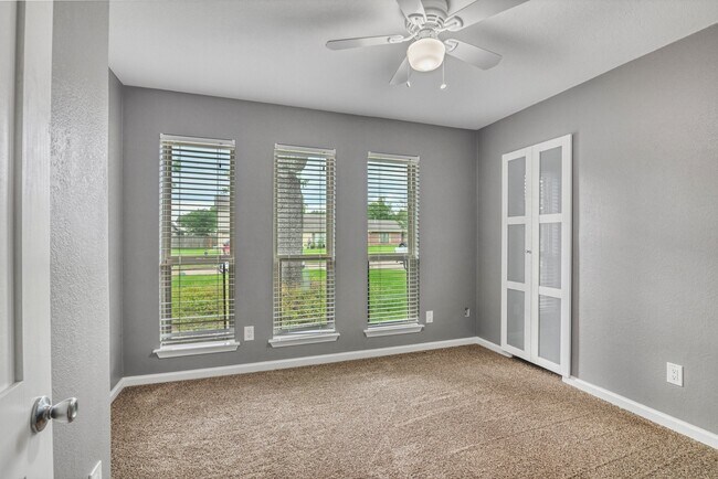 Building Photo - 638 Fair Oak Dr