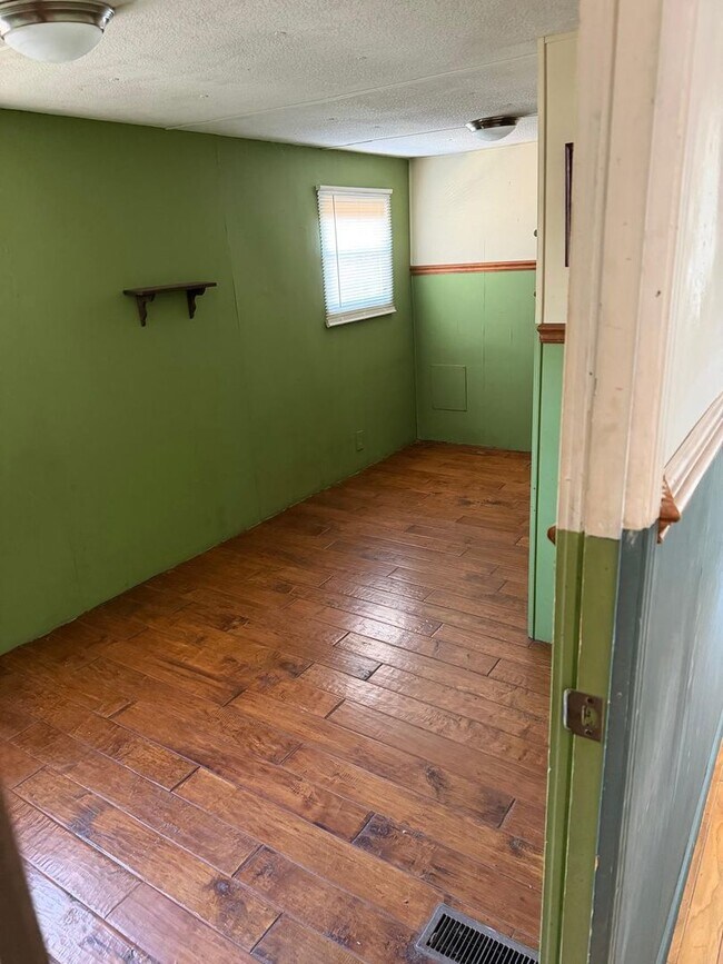 Building Photo - AVAILABLE NOW!