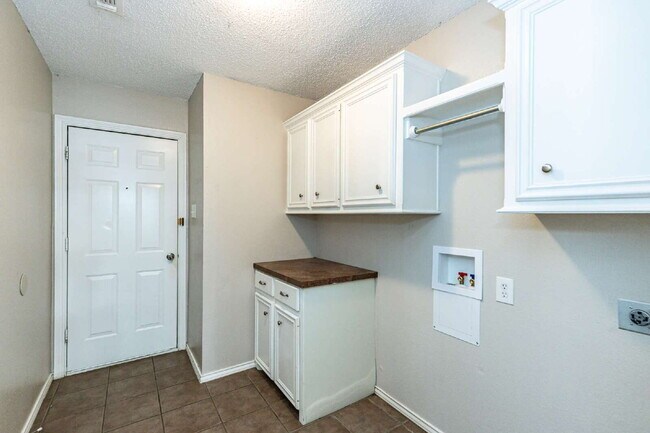 Building Photo - 3 bedroom 3 Bath House plus office