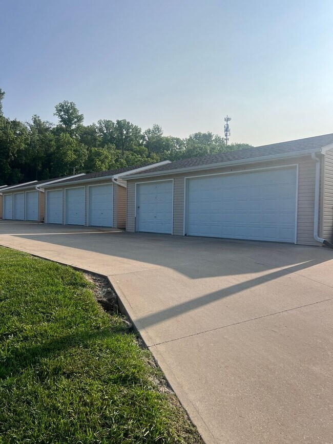 Building Photo - Large 2 bedroom at Lincoln Woods Apartment...
