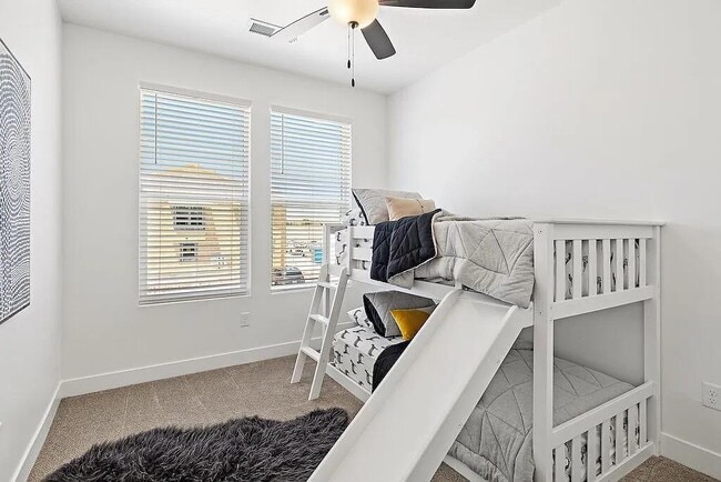 Building Photo - 1061 W Albertine Ln