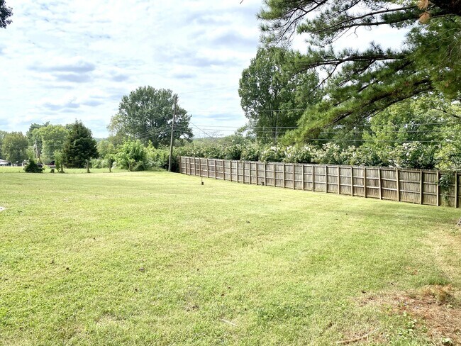 Building Photo - 2206 Country Club Ln