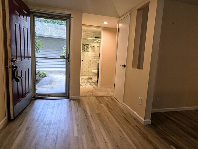 Building Photo - Move in Special:  Sept & Oct only $2,000 /...