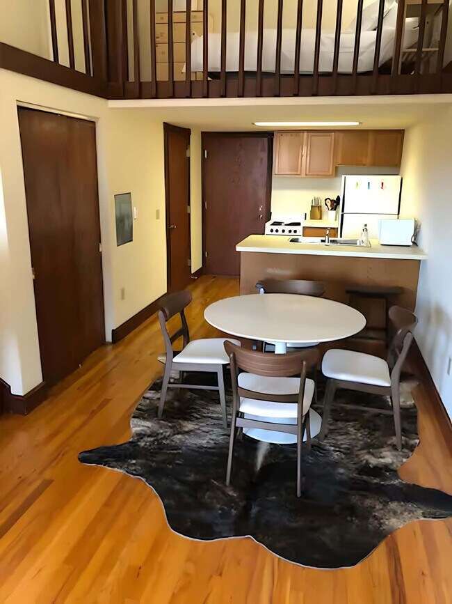 Building Photo - 402 W Dayton St