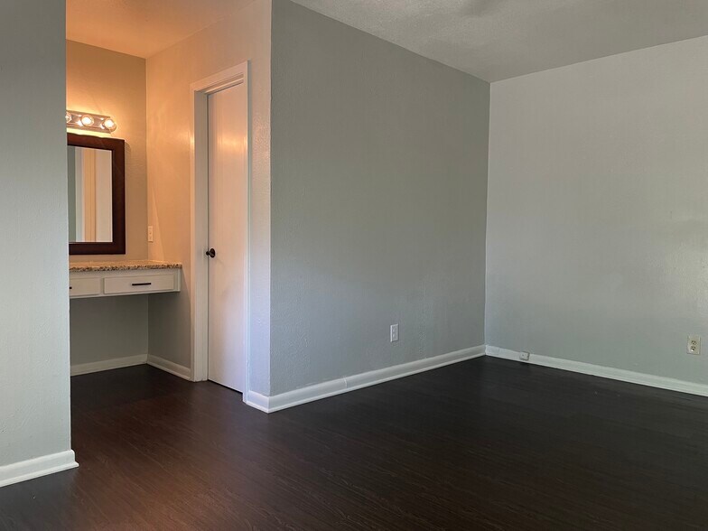 Main Bedroom + Vanity Counter - 6717 Tulsa Cove