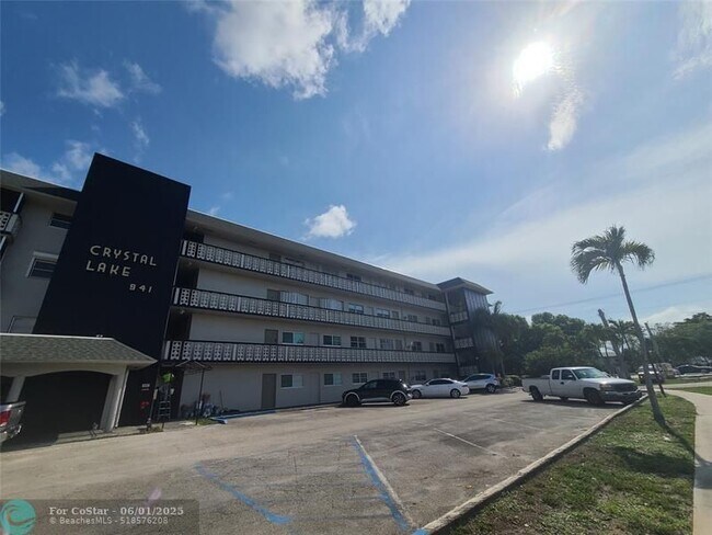 Building Photo - 941 Crystal Lake Dr