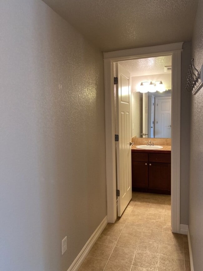 Building Photo - Sprawling Two-Story Home w/ Finished Basement in Maple Hill