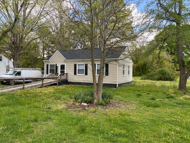 Building Photo - Just Renovated w/ large yard