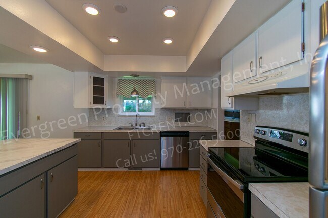 Building Photo - 2420 Poplar Dr