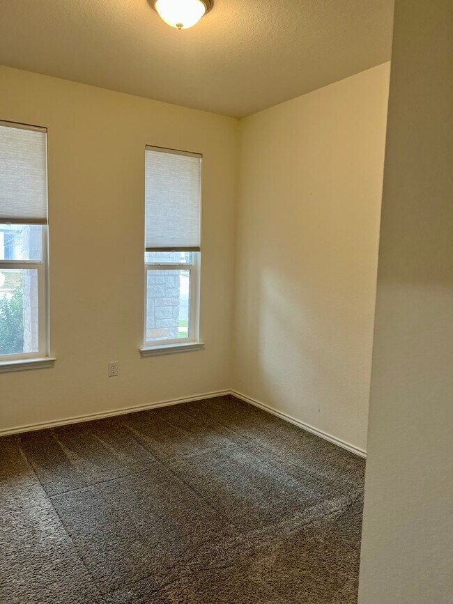 Building Photo - Large 5 Bedroom Home on Corner Lot