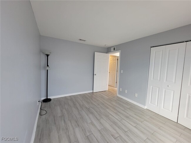 Building Photo - 2210 Haviland Ave S