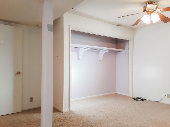 Building Photo - PET FRIENDLY 3 BED/ 2 BATH WITH GARAGE