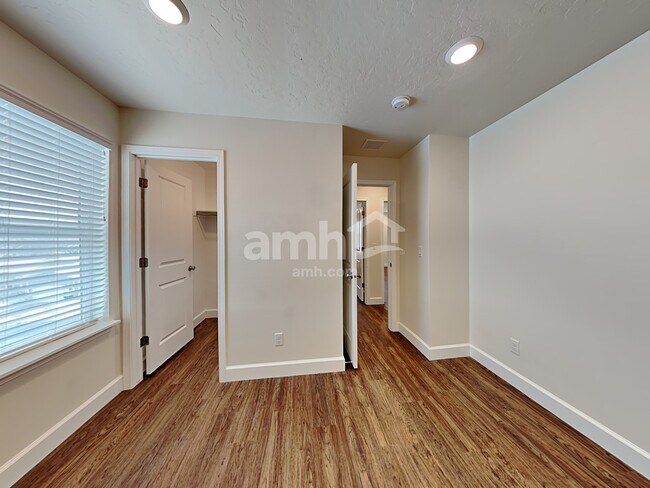 Building Photo - 3028 E S Village Dr