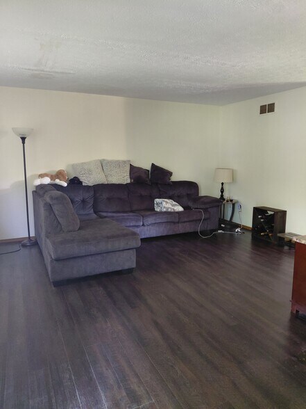 Building Photo - 402 s. Village Ct.