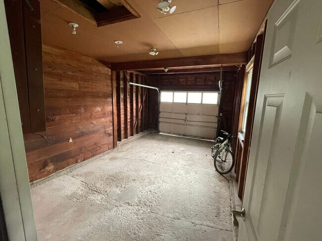 Building Photo - Single-Family Home for Rent - Dover, NH