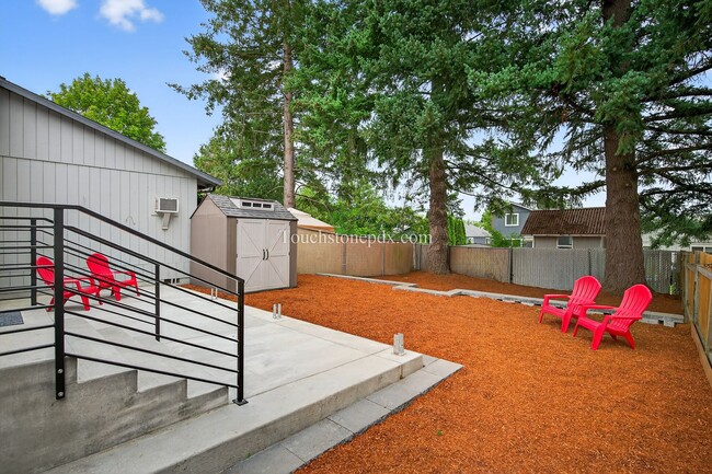 Building Photo - 119 SE Sweetbriar Ln