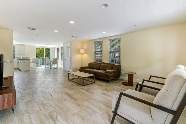 Building Photo - 1620 NE 110th St