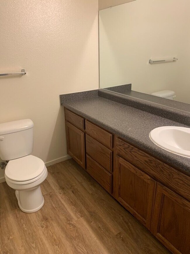 Building Photo - 2 Bed/2 Bath