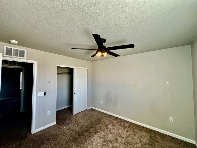 Building Photo - "Experience Spacious Living in Elizabeth!"