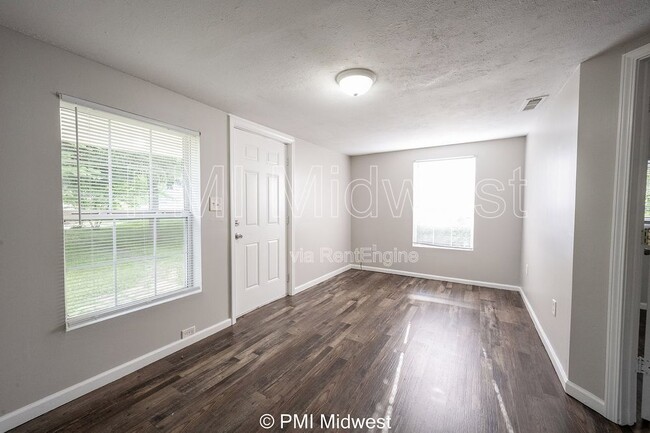 Building Photo - 1519 E Mills Ave