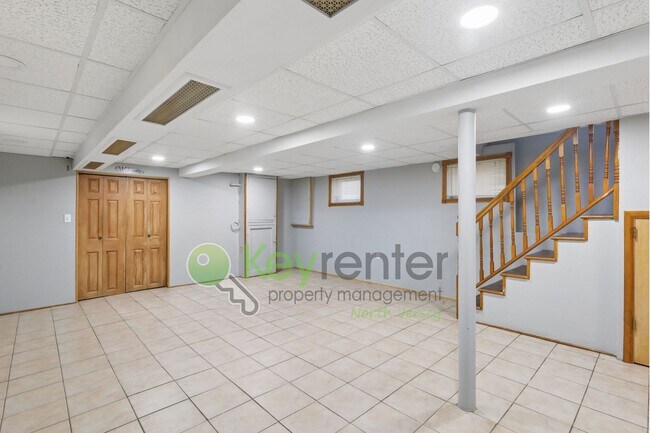 Building Photo - Spacious 4BR Single-Family Home with Garage, Driveway & Fenced Yard in Kearny