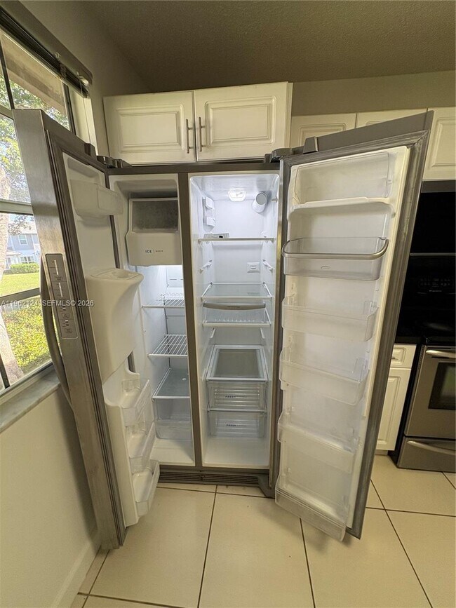 Building Photo - 6579 Via Regina