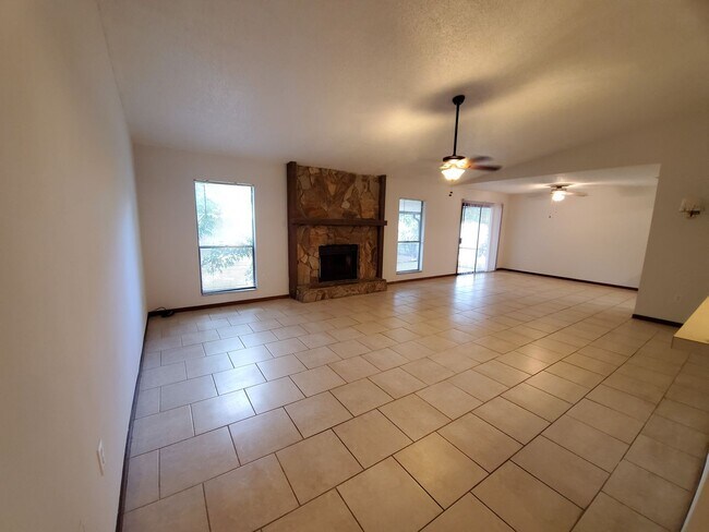 Building Photo - Spacious 3 bedroom/2bath/2 car garage in Lake Sarasota - Coming February