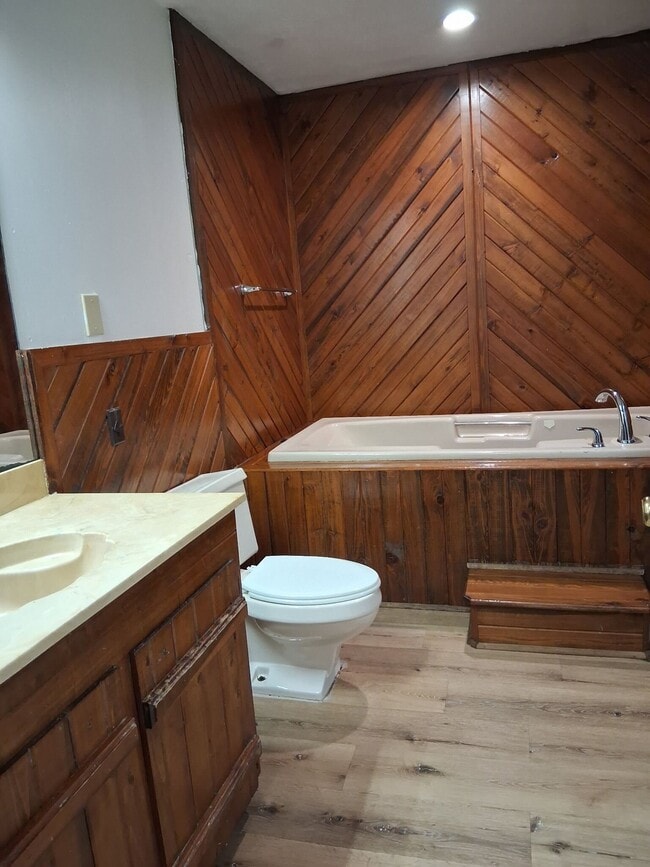 Building Photo - 1215 Tara Rd