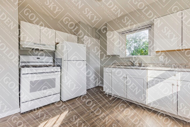 Building Photo - 806 W 7th St