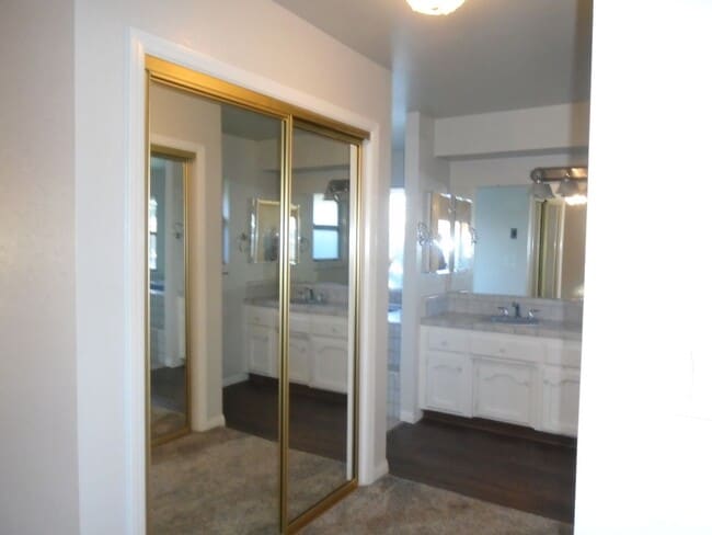 Building Photo - NW - CUSTOM HOME WITH POOL!!