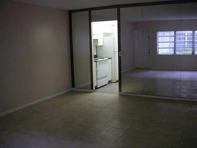 Building Photo - 10198 Twin Lakes Dr