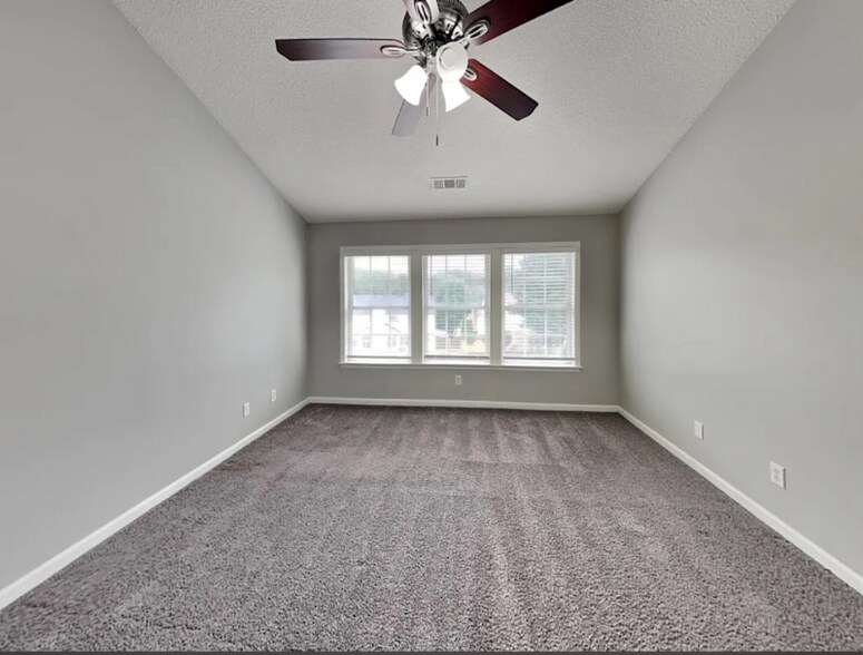 Building Photo - 3015 Donamire Ave NW