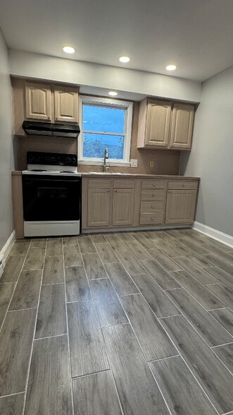 Building Photo - 137-139 E High St