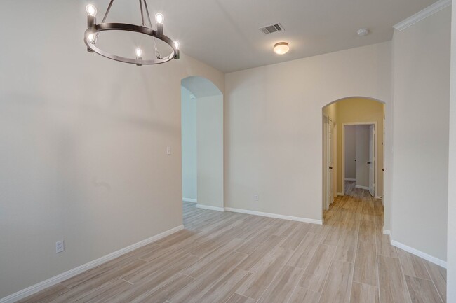 Building Photo - Cozy 3-Bedroom, 2-Bathroom Single Family H...