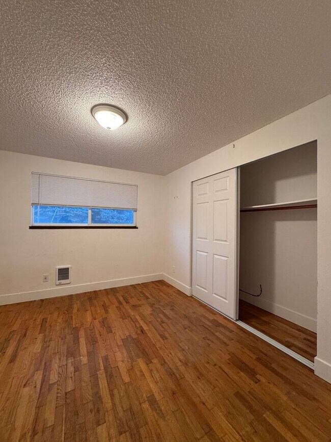 Building Photo - Spacious 4-Bedroom Home with Garage & Fenced Yard