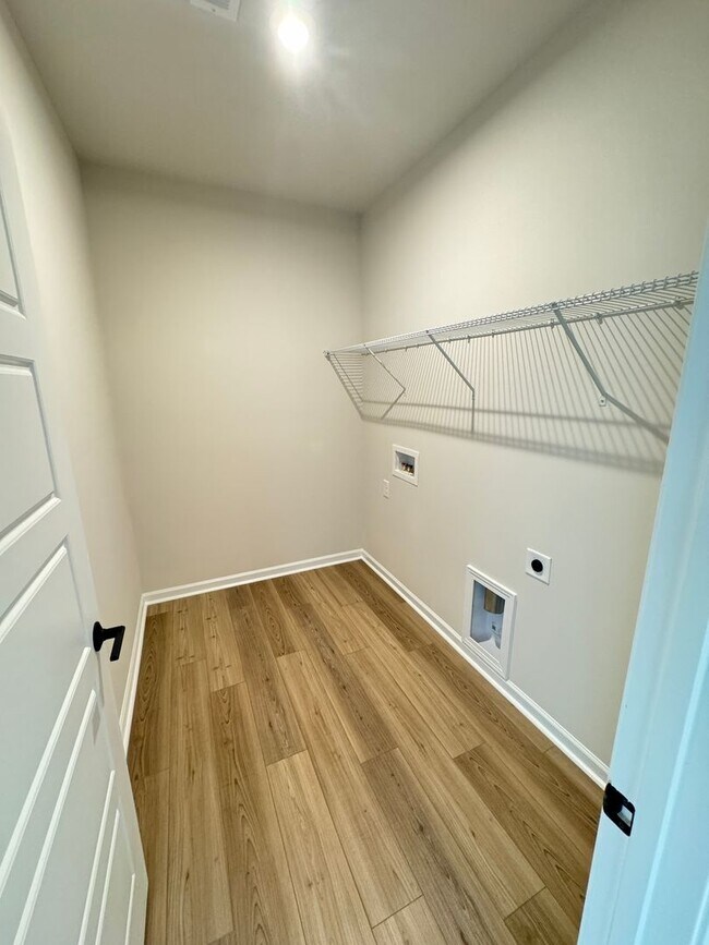 Building Photo - Built in 2024 End Unit with very convenien...