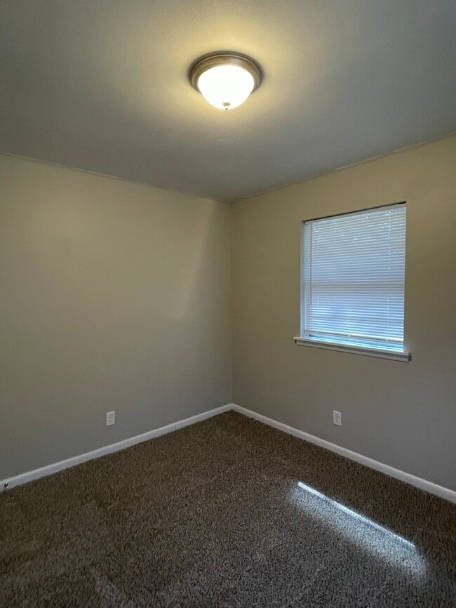 Building Photo - 7015 Eddy Ln