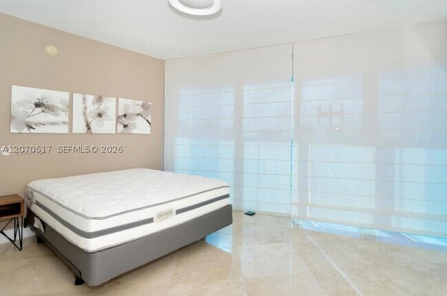 Building Photo - 17001 Collins Ave